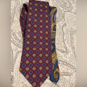 Vintage Tommy Hilfiger 100% Silk Tie
Burgundy Gold Geo Print
Necktie